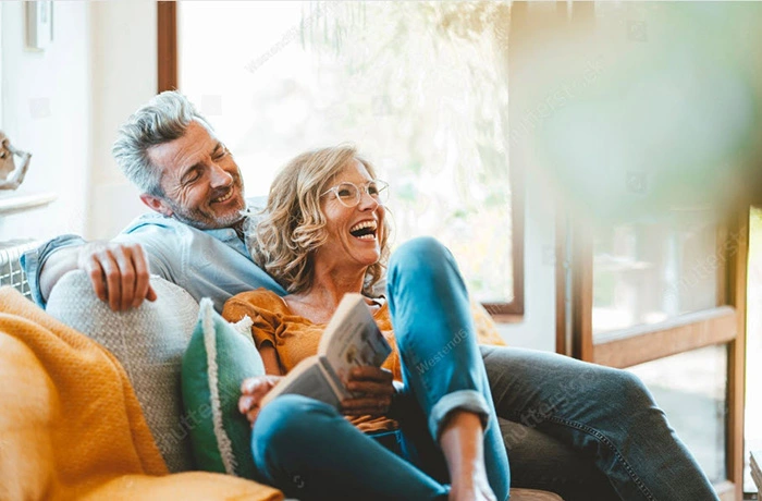Dos personas mayores sonriéndose