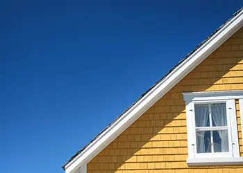 Una casa amarilla contra un cielo azul