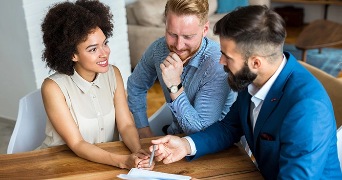 Una pareja joven hablando sobre una nueva casa