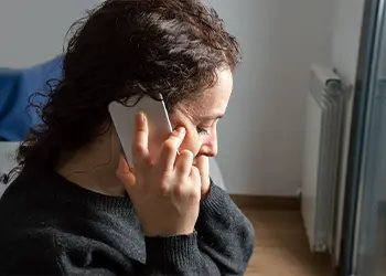 Una persona hablando por teléfono