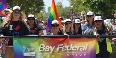 empleados marchando en la Marcha del Orgullo