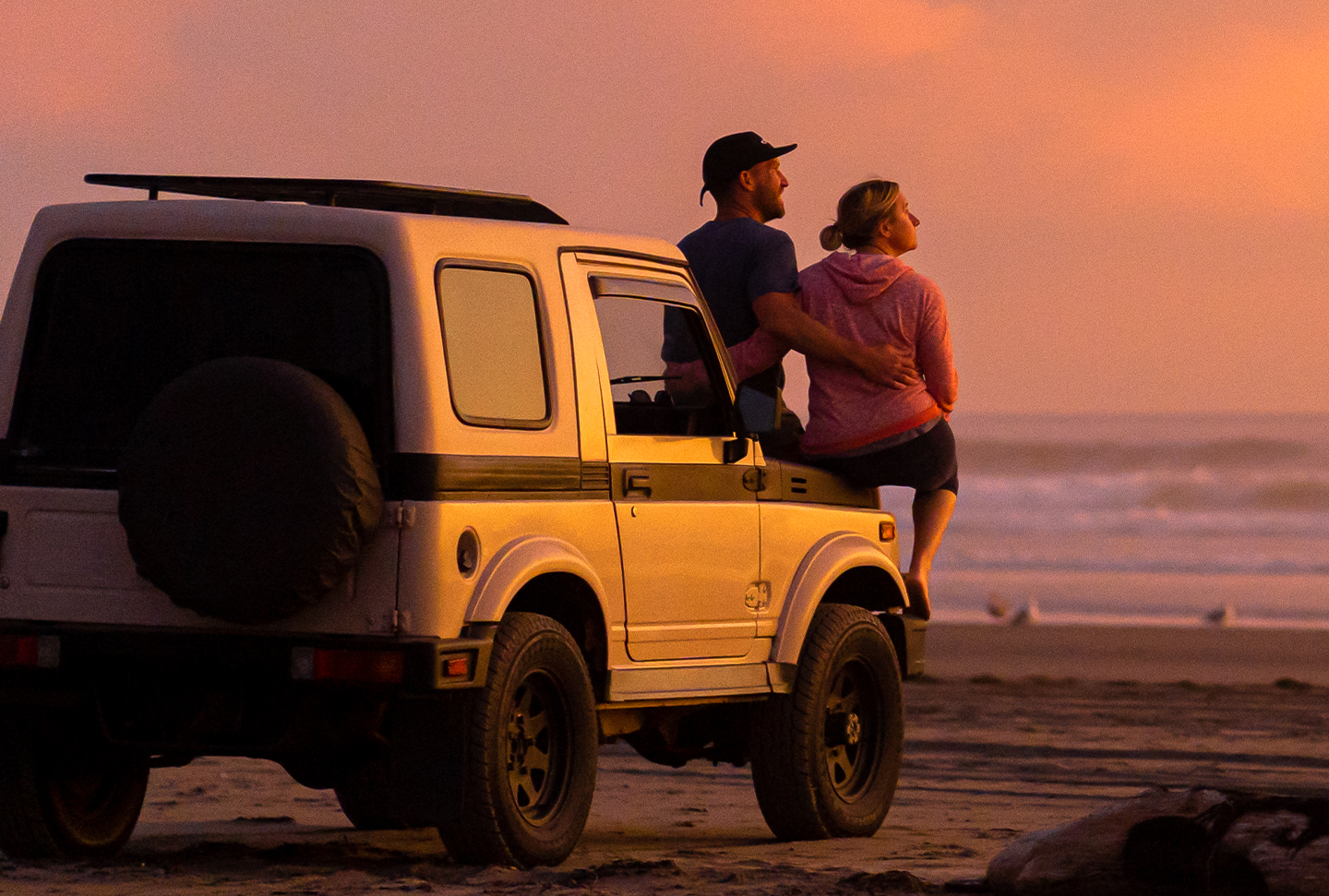 Auto en la playa, al atardecer