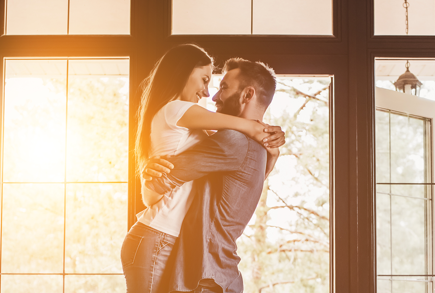 Pareja que se abraza