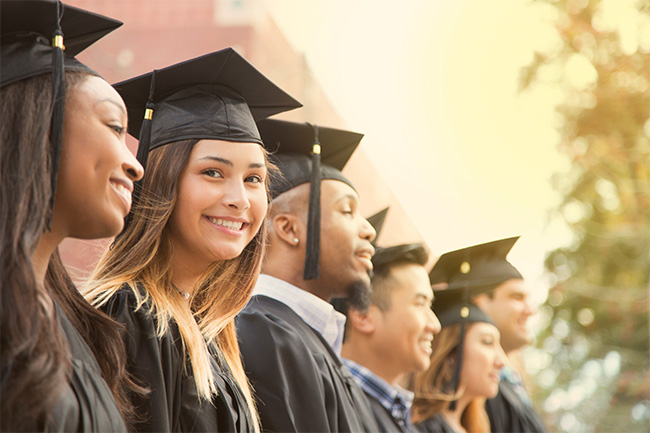 Un graduado sonriendo a la cámara
